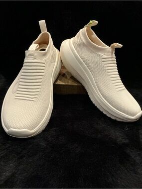 OOFOS OOmy Zen Men's Slip-On Knit Recovery Sneakers — Cream Size 9.5 NWB